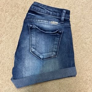 KanCan dark denim jean shorts. Size 27